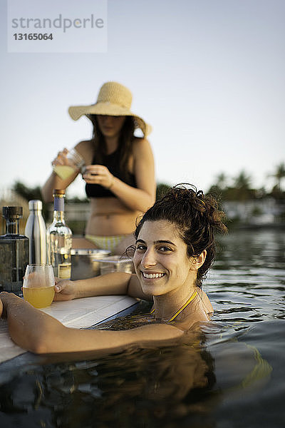 Zwei Frauen bereiten Cocktails auf dem Paddelbrett zu  Islamorada  Florida  USA