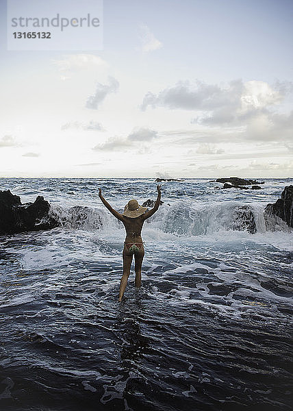 Junge Frau paddelt im Meer  Hana  Maui  Hawaii