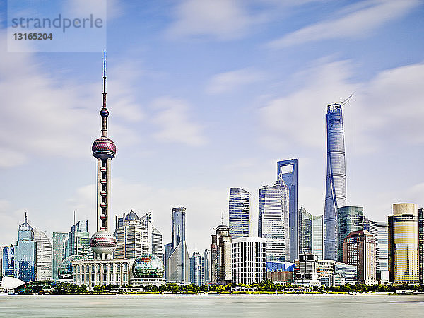 Blick auf Pudong vom Bund  Shanghai  China