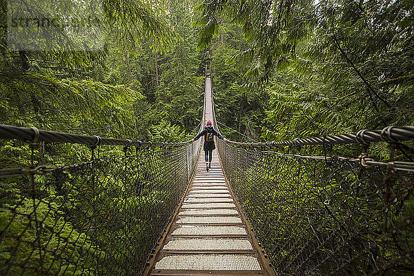 Frau auf der Lynn-Canyon-Hängebrücke  North Vancouver  Britisch-Kolumbien  Kanada