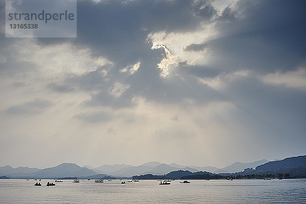 Silhouetten von Fischerbooten und entfernte Berge  Westlake  Hangzhou  China