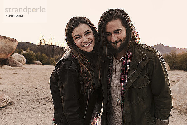 Porträt eines jungen Paares in der Wüste  Los Angeles  Kalifornien  USA