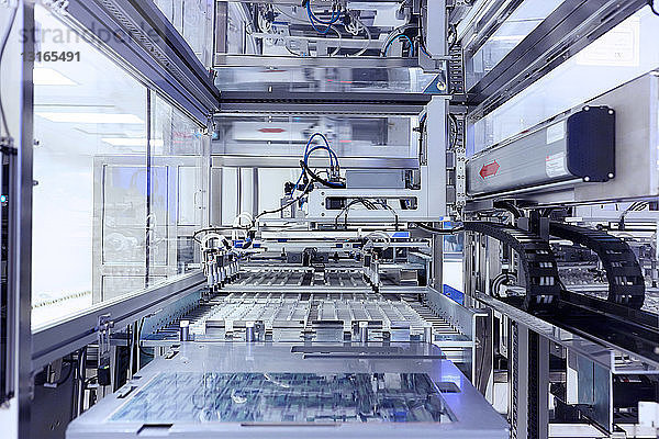 Fertigungsmaschine im Reinraum einer flexiblen Elektronikfabrik