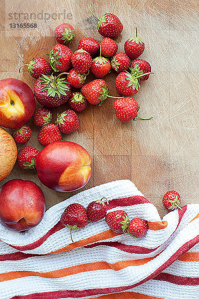 Pfirsiche und Erdbeeren  Draufsicht