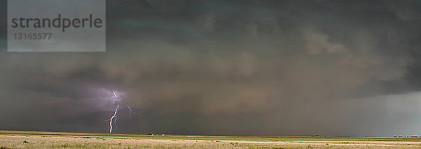 Ein Wolken-Boden-Blitzschlag fällt inmitten dieses starken  superzellularen Sturms  Guymon  Oklahoma  USA