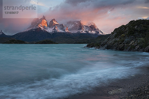 Dämmerung über dem Lago Pehoe  Torres del Paine Nationalpark  Patagonien  Chile