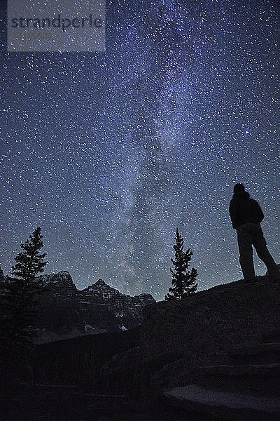 Mittelgroßer erwachsener Mann am Lake Louise  Alberta  Kanada