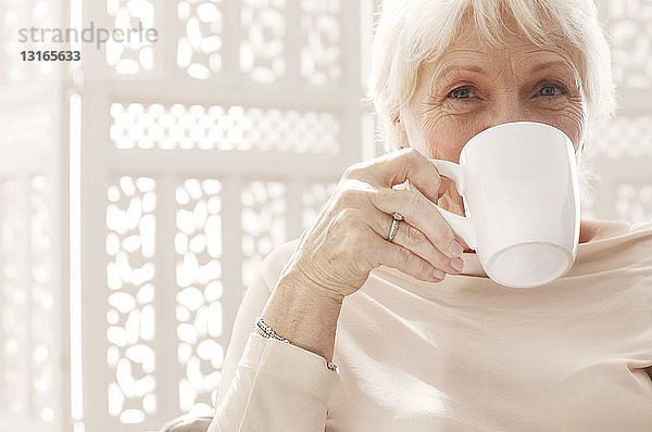 Ältere Frau beim Kaffeetrinken  Porträt