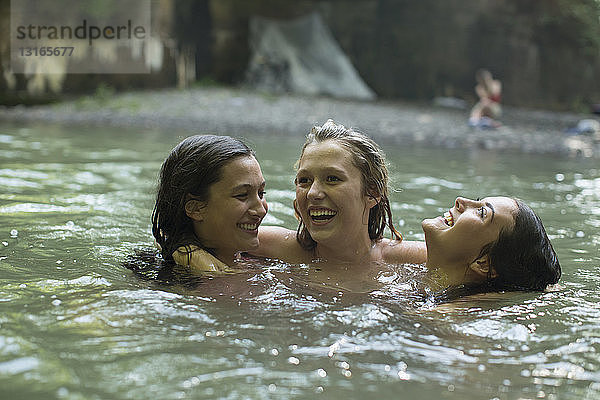 Teenager-Mädchen amüsieren sich im Fluss