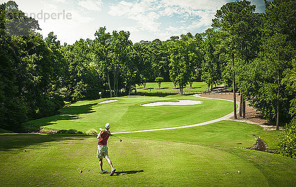 Erhöhte Ansicht eines jungen männlichen Golfspielers beim Abschlag auf einem Golfplatz  Apex  North Carolina  USA