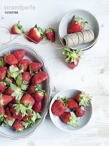 Stilleben von frischen Bio-Erdbeeren in Schalen