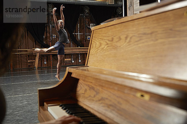 Balletttänzer in Position  Klavier im Vordergrund