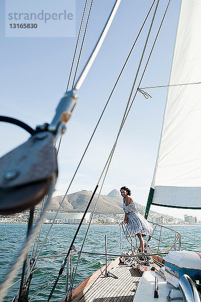 Junge Frau an Deck einer Yacht