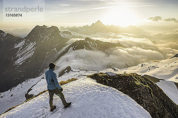 Junger männlicher Bergwanderer beim Blick auf die Wolken  Bayerische Alpen  Oberstdorf  Bayern  Deutschland