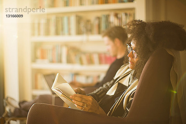 Ehepaar liest zu Hause  Tokavaig  Isle of Skye  Schottland