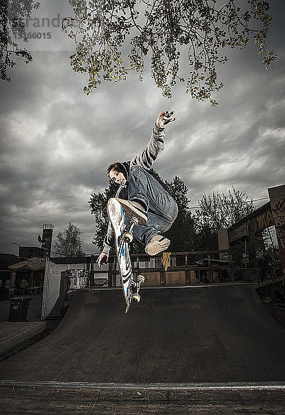 Skateboarding auf Mini-Rampe  360 flip to fakie  Berlin  Deutschland