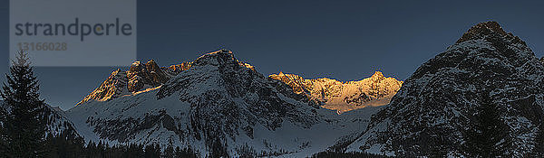 Panoramablick auf schneebedeckte Berge in der Abenddämmerung  La Fouly  Schweiz