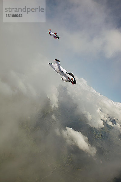 Wingsuit fliegt über Reichenbach  Bern  Schweiz