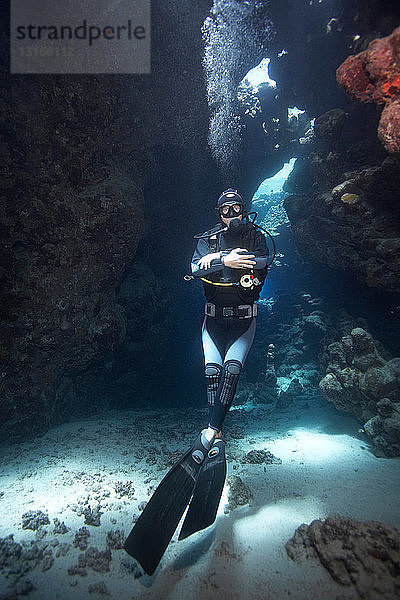 Taucher in Unterwasser-Höhle