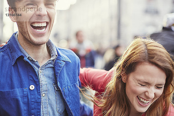 Lachendes Ehepaar auf der Straße  London  UK