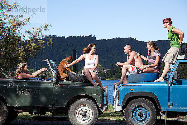 Erwachsene Freunde beim Plaudern auf Geländewagen  Lake Okareka  Neuseeland