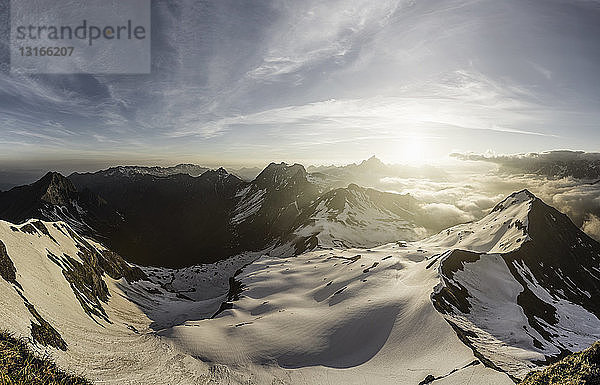 Bayerische Alpen bei Sonnenaufgang  Oberstdorf  Bayern  Deutschland