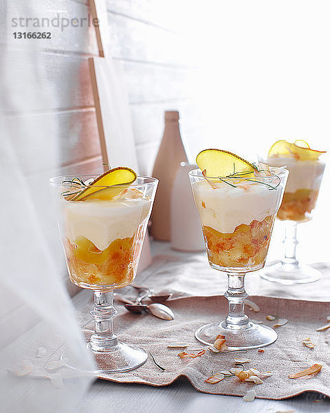 Gläser mit Mango-Kokosnuss-Trifle