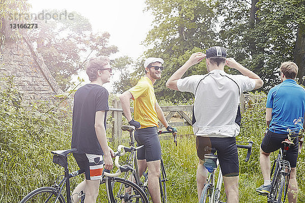 Radfahrer halten auf einem grünen Feldweg  Cotswolds  UK