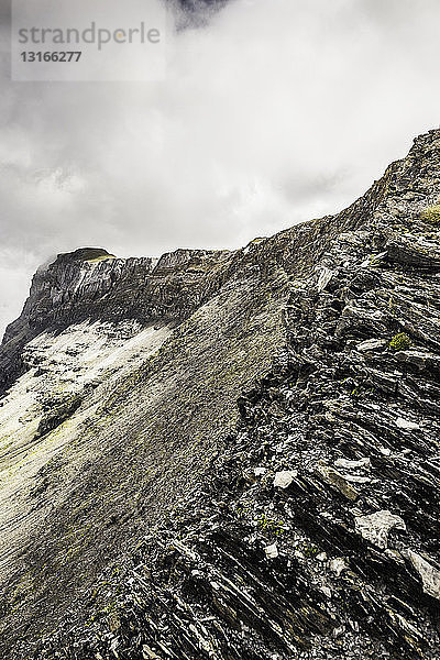Erhöhte Ansicht eines steilen Berghangs  Fil de Cassons  Segnesboden  Graubünden  Schweiz