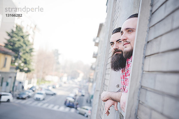 Schwules Paar schaut aus dem Fenster