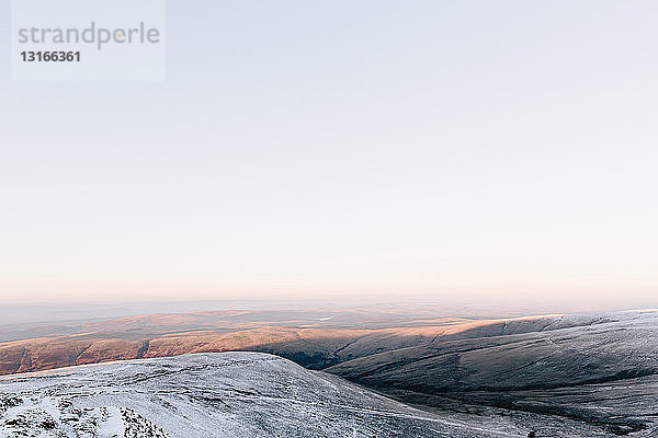 Sonnenlicht auf Schnee  Llyn y Fan Fach  Brecon Beacons  Wales