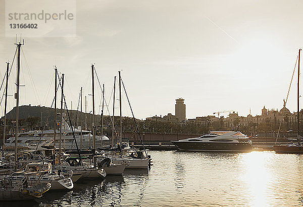 Sonnenuntergang am Hafen  Montjuic im Hintergrund  Barcelona  Spanien