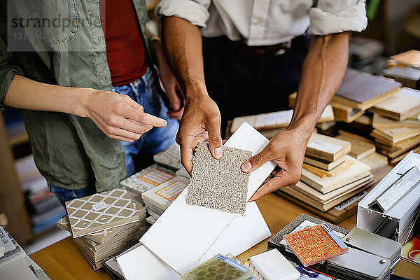 Designer bei der Diskussion über Muster