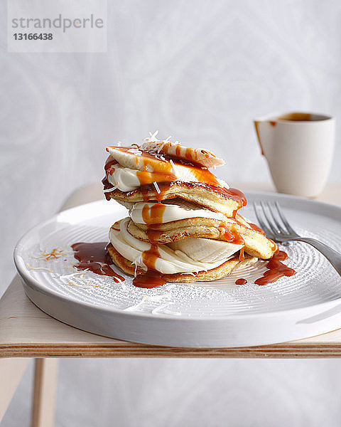 Teller Kokosnusspfannkuchen mit Sahne