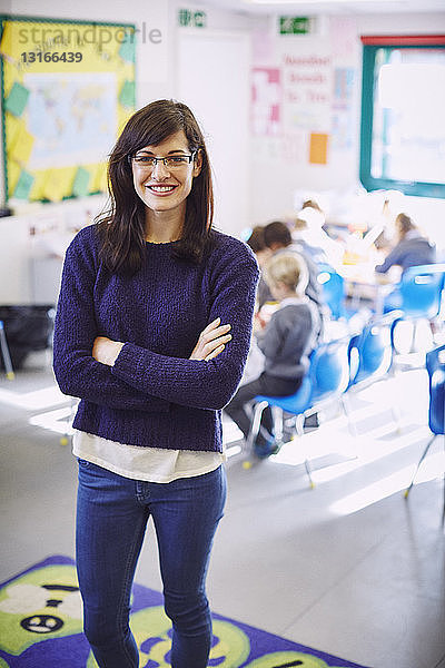 Porträt einer Grundschullehrerin im Klassenzimmer