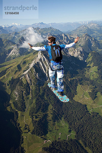 Mann beim Skysurfen über Saanen  Bern  Schweiz