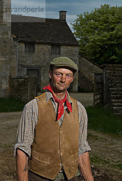 Porträt eines reifen traditionellen Bauern auf dem Bauernhof