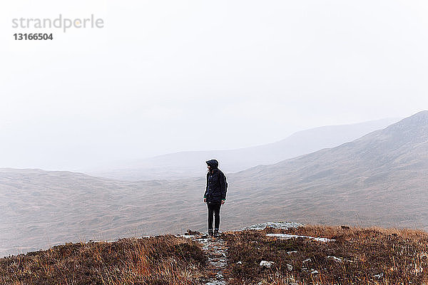 Frau beim Wandern  Glencoe  Schottische Highlands  Schottland