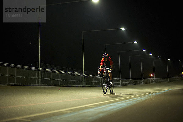 Radfahrer auf der Radrennbahn am Velodrom  im Freien