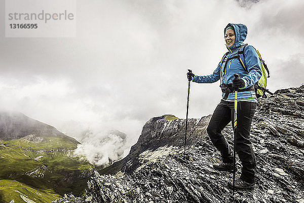 Wanderin mit Blick vom Grat  Fil de Cassons  Segnesboden  Graubünden  Schweiz