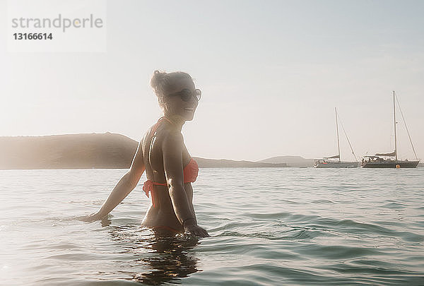 Mittlere erwachsene Frau watend im Meer  Menorca  Balearen  Spanien