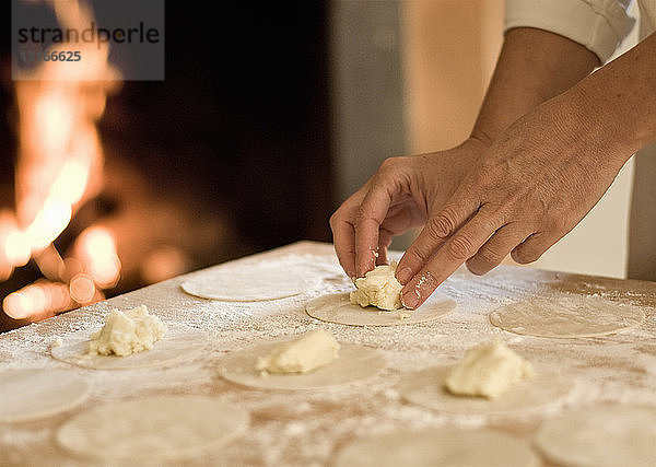 Füllen von Nudelteig in der Küche kochen