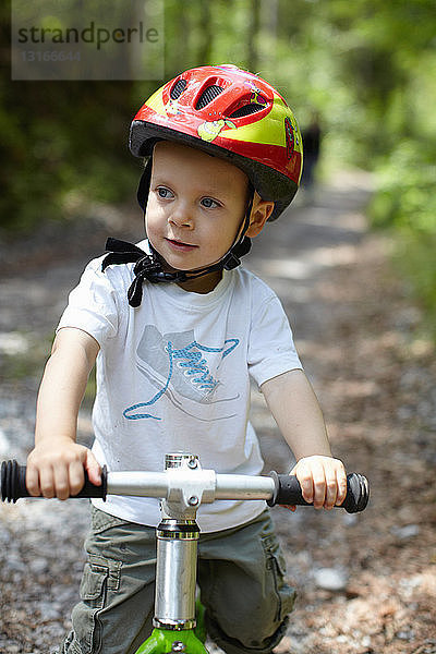 Kleinkind Junge fährt Fahrrad