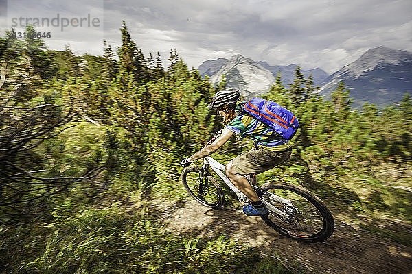 Mountainbike-Radfahren auf Feldwegen in den Bergen