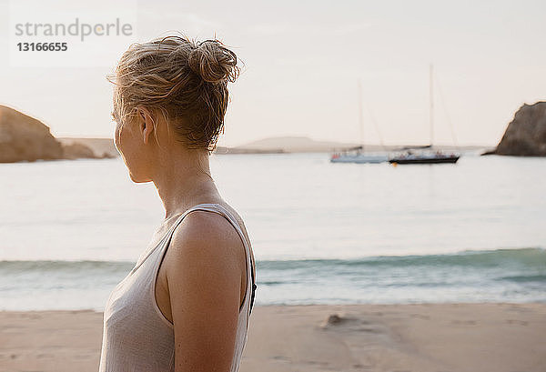 Mittelgroße erwachsene Frau mit Blick vom Strand  Menorca  Balearen  Spanien