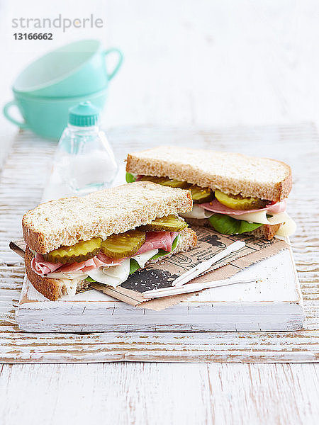 Sandwich mit Pickles und Schinken