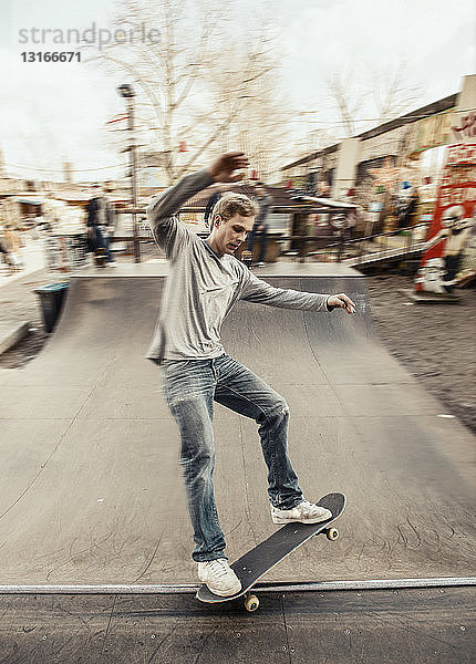 Skateboarden auf Mini-Rampe  5-0 grind  Berlin  Deutschland