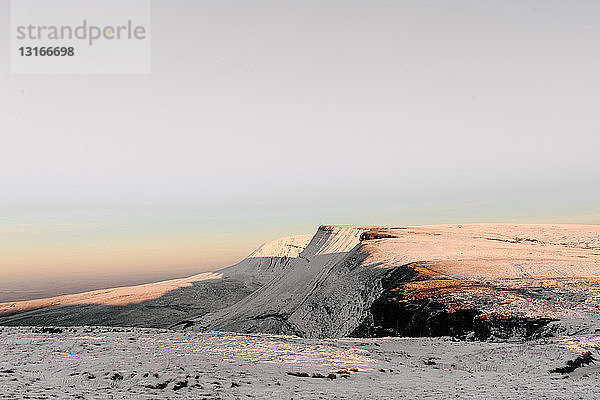 Sonnenlicht auf Schnee  Llyn y Fan Fach  Brecon Beacons  Wales