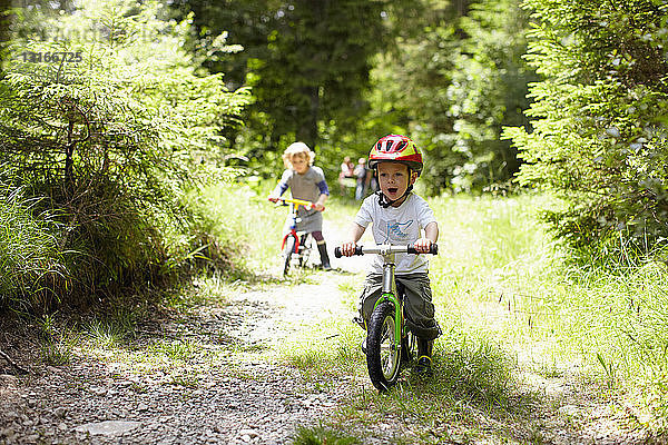 Kleinkind Junge fährt Fahrrad auf Feldweg