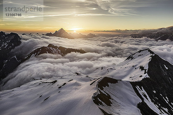 Blick auf die bayerischen Alpen bei Sonnenaufgang über den Wolken  Oberstdorf  Bayern  Deutschland